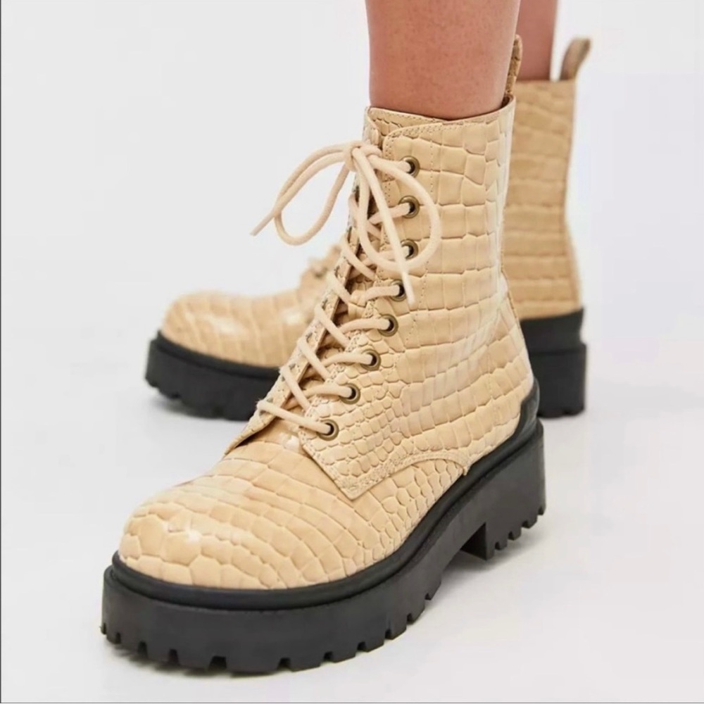NIB Urban Outfitters Chunky Heel Boots size 7
